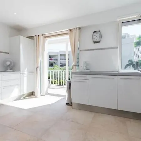 Villa Enticing In Les Pins Near The Juan-les-Pins